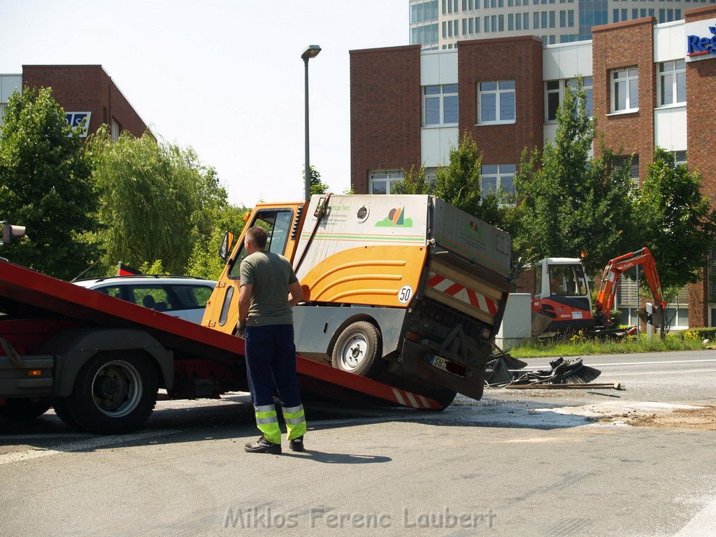 VU LKW Kehrmaschine Koeln Porz Gremberhoven Frankfurterstr - Ratherstr 50.JPG